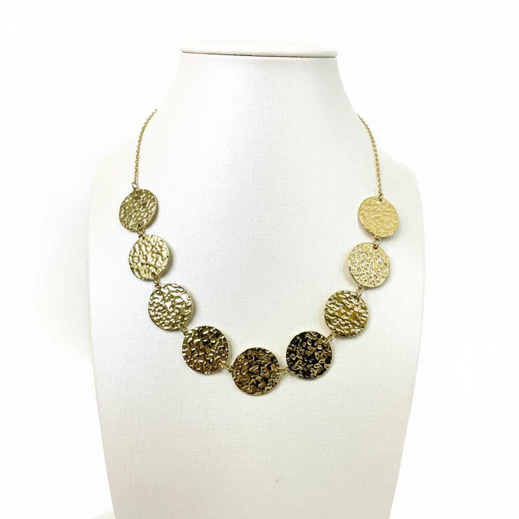 Collier disques martelés fond blanc professionnel