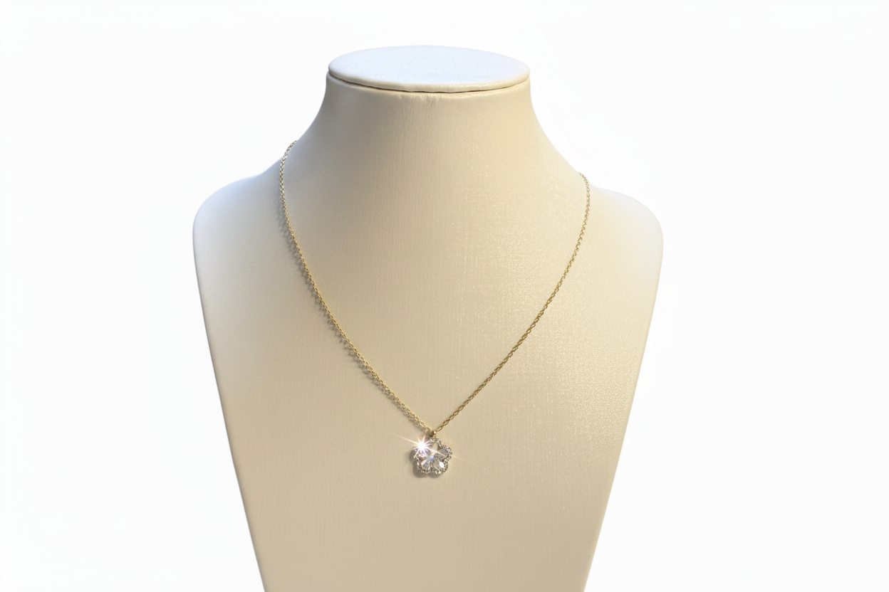 Collier fleur cristal doré fond blanc professionnel